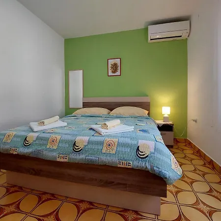 And Ivanka Petar Apartman Krk Town